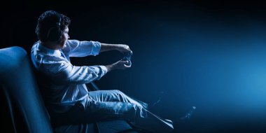 video oyunu oynarken işadamı