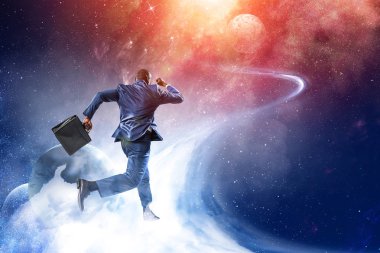 Elinde evrak çantası olan siyahi bir işadamı.