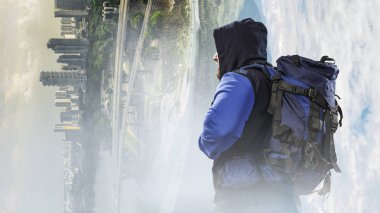 Sırt çantasıyla gezen bir turist