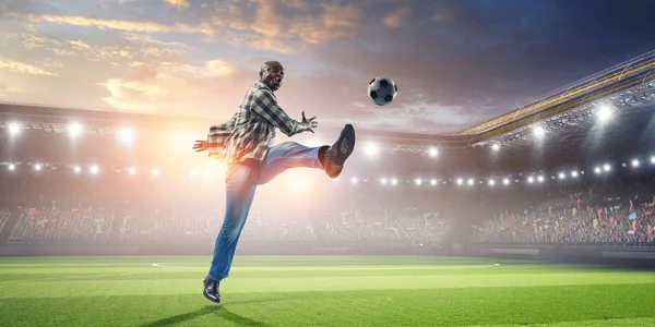 Svart man spelar sin bästa fotbollsmatch — Stockfoto