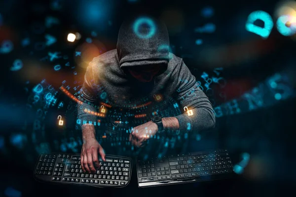 Hacker in felpa con cappuccio tema scuro — Foto Stock