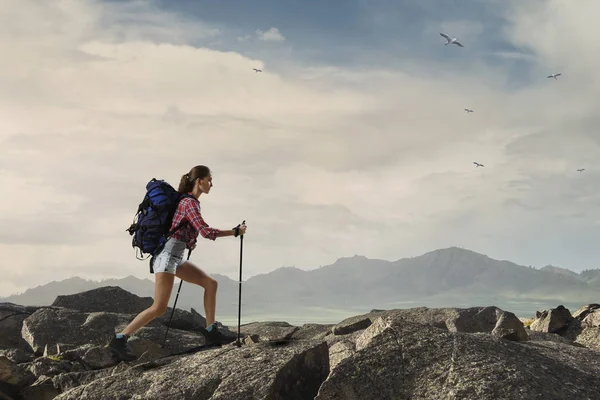 Voyager touriste féminine avec sac à dos — Photo