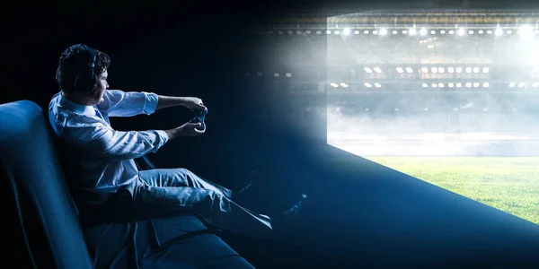 Empresário jogando futebol jogo de vídeo — Fotografia de Stock