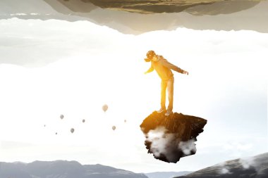 Sanal gerçeklik deneyimi, sanal gerçeklik gözlüklü genç adam.