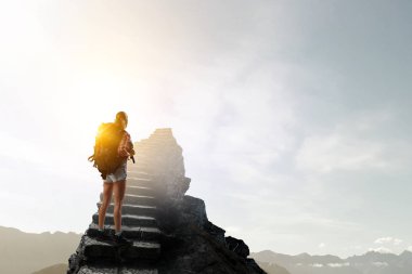 Sırt çantalı gezgin kadın turist