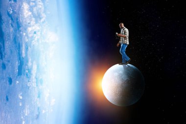 Gündelik giysiler içindeki siyah adam hareket halinde.