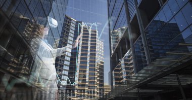 Sanal gerçeklikte genç bir kadın