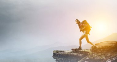 Sırt çantalı gezgin kadın turist