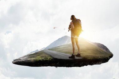 Sırt çantalı gezgin kadın turist