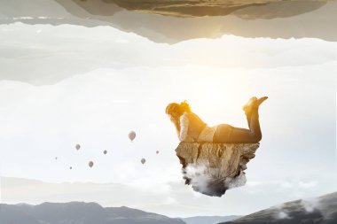 Bu büyük dünyada tek başına. Karışık ortam