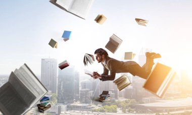 Neşeli mutlu iş adamı yatay olarak yükseliyor.