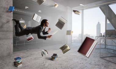 Neşeli mutlu iş adamı yatay olarak yükseliyor.