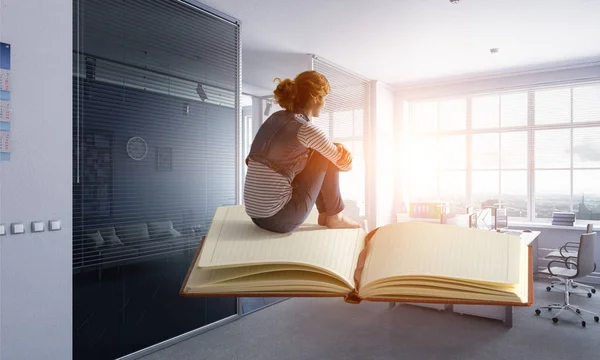 Kleine vrouw met groot boekconcept — Stockfoto