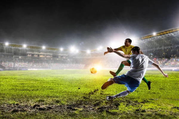 Conceptul jocului de fotbal. Media mixtă — Fotografie, imagine de stoc