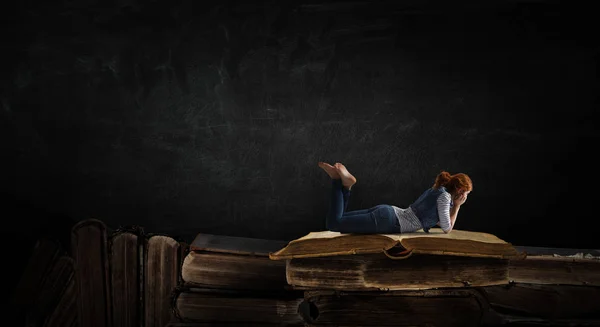 Jeune femme en vêtements décontractés couché avec les pieds levés — Photo