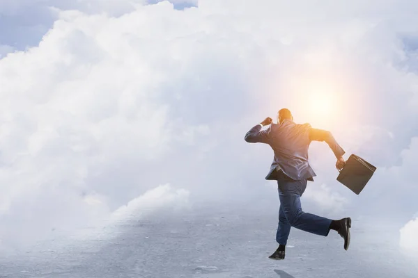 Hombre de negocios negro corriendo con maletín — Foto de Stock