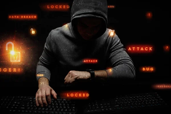 Hacker in hoodie donker thema — Stockfoto