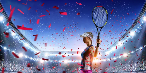 Mujer joven jugando al tenis en un estadio — Foto de Stock