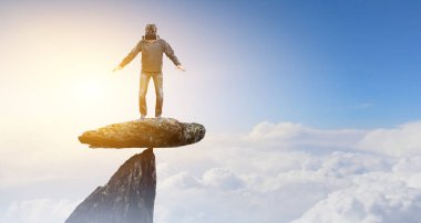 Sanal gerçeklik deneyimi, sanal gerçeklik gözlüklü genç adam.