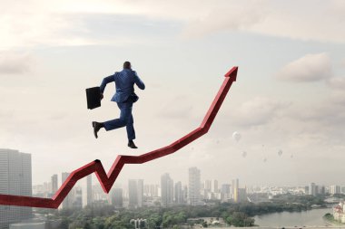 Siyah işadamı kırmızı artan ok üzerinde çalışan