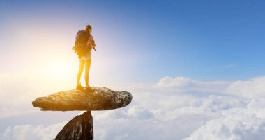 Sırt çantalı gezgin kadın turist