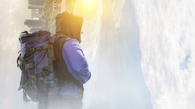 Sırt çantasıyla gezen bir turist