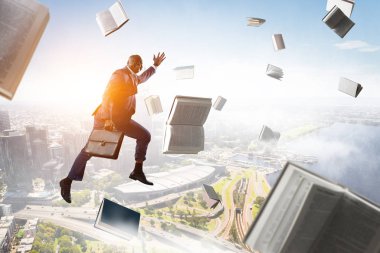 Elinde evrak çantası olan siyahi bir işadamı.