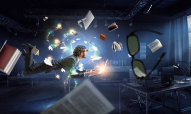 Adam uçar ve dizüstü bilgisayarda çalışır. Karışık ortam