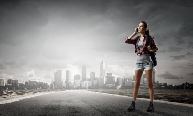 Sırt çantalı gezgin kadın turist