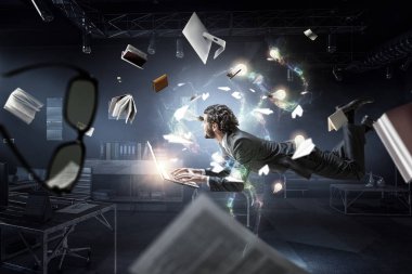 Neşeli mutlu iş adamı yatay olarak yükseliyor.