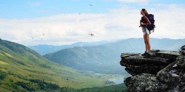 Sırt çantalı gezgin kadın turist