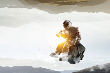 Uzay Adamı ve görevi. Karışık ortam