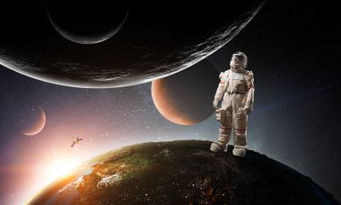 Uzay adamı ve gezegenler soyut tema
