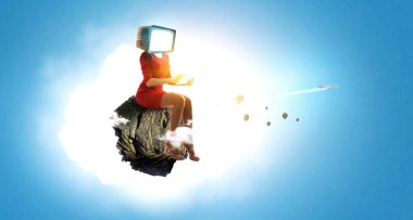 Bilgisayar ekranı kafası olan bir kadın. Verimlilik kavramı.