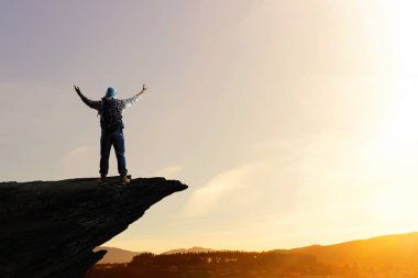 Uzun yürüyüşe çıkan kimse adam dağlarda. Karışık teknik