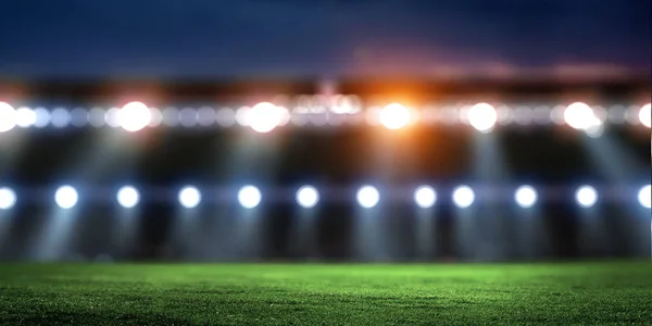Пустой ночной футбольный стадион в огнях — стоковое фото