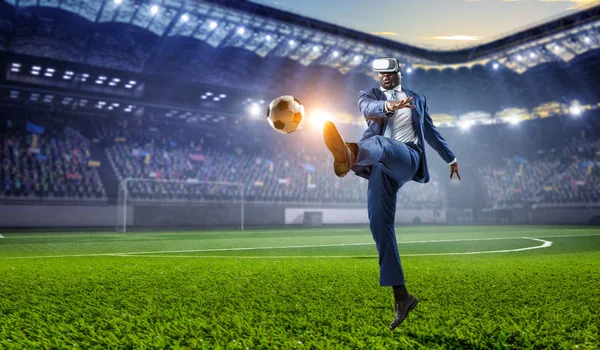 Černý podnikatel na fotbalovém zápase virtuální reality — Stock fotografie