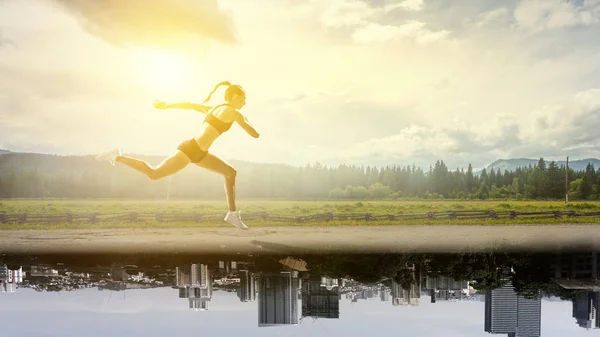 Mulher desportiva a correr. Meios mistos — Fotografia de Stock