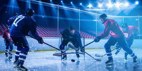 Giocatori di hockey su ghiaccio in azione — Foto Stock