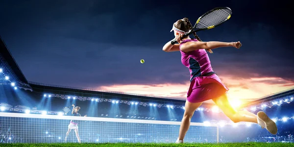 若い女性がテニスをしている — ストック写真