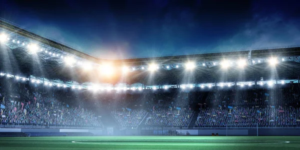 Işıklar altında tam gece futbol sahası