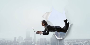 Havada uçan iş adamının kağıt deliği etkisi