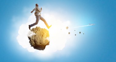 Gündelik giysiler içindeki siyah adam hareket halinde.