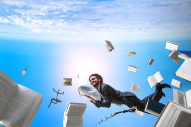 Neşeli mutlu iş adamı yatay olarak yükseliyor.