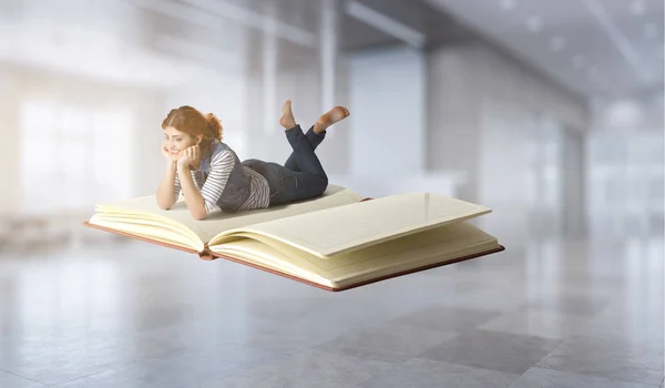 Kleine vrouw met groot boekconcept — Stockfoto