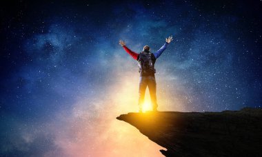 Uzun yürüyüşe çıkan kimse adam dağlarda. Karışık teknik