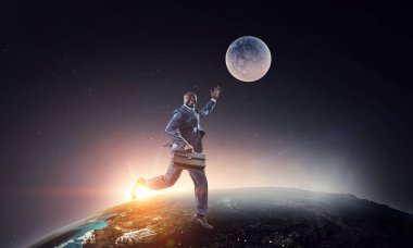 Elinde evrak çantası olan siyahi bir işadamı.