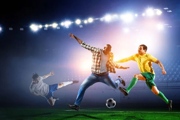 Zwarte man speelt zijn beste voetbalwedstrijd — Stockfoto