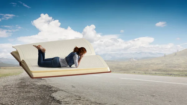 Pequena mulher com grande conceito de livro — Fotografia de Stock