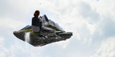 Rahat kıyafetler oturan ve diz sarılma genç kadın